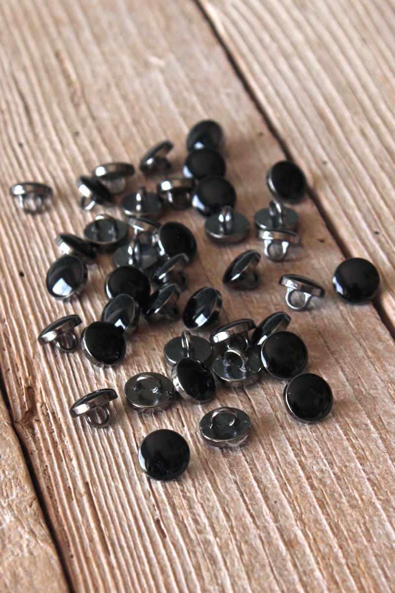Bouton Chic Noir et Argenté 10 mm Eglantine et Zoé à coudre sur vos jupes, robes, chemises et blouses