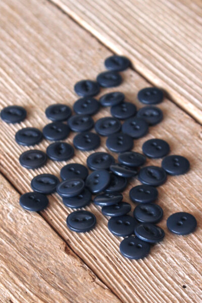 Bouton Essentiel Bleu Minéral Eglantine et Zoé à coudre sur vos jupes, robes, chemises et blouses