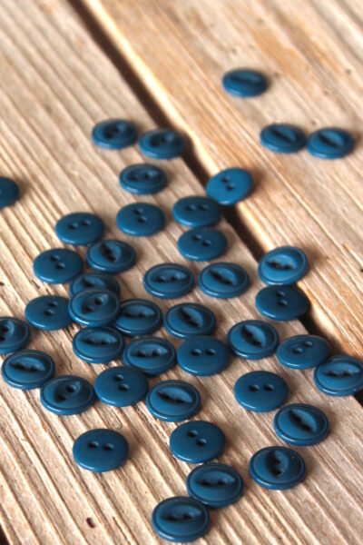 Bouton Essentiel Bleu Pétrole Eglantine et Zoé à coudre sur vos jupes, robes, chemises et blouses