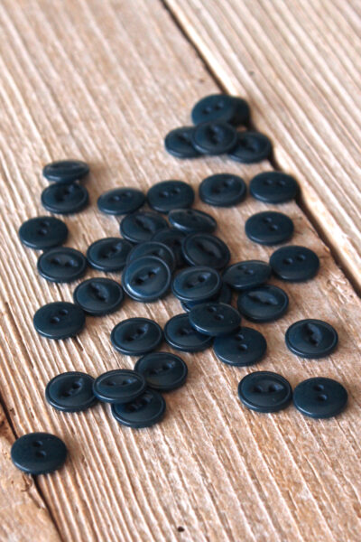 Bouton Essentiel Vert Dark Lagune Eglantine et Zoé à coudre sur vos jupes, robes, chemises et blouses