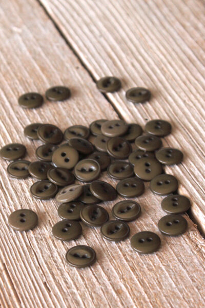 Bouton Essentiel Vert Kaki Eglantine et Zoé à coudre sur vos jupes, robes, chemises et blouses