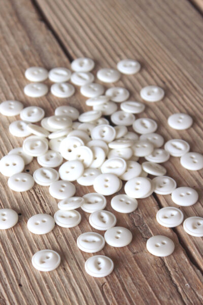 Bouton Essentiel Nacre Eglantine et Zoé parfait pour vos robes, chemises, robes et blouses