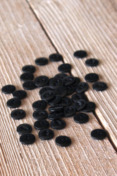 Bouton Essentiel Noir Eglantine et Zoé à coudre sur vos jupes, robes, chemises et blouses