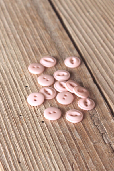 Bouton Essentiel Rose Perle Eglantine et Zoé à coudre sur vos chemises, robes et blouses