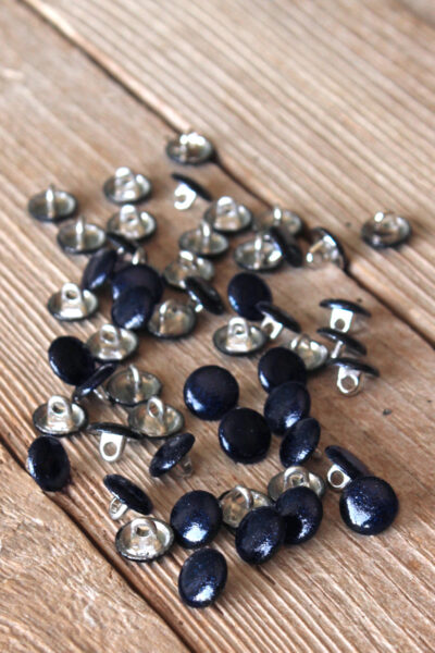 Bouton Shiny Bleu Marine Eglantine et Zoé à coudre sur vos jupes, robes, chemises et blouses