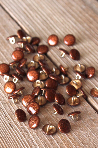 Bouton Shiny Caramel Eglantine et Zoé à coudre sur vos jupes, robes, chemises et blouses