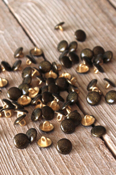 Bouton Shiny Vert Kaki Eglantine et Zoé à coudre sur vos jupes, robes, chemises et blouses