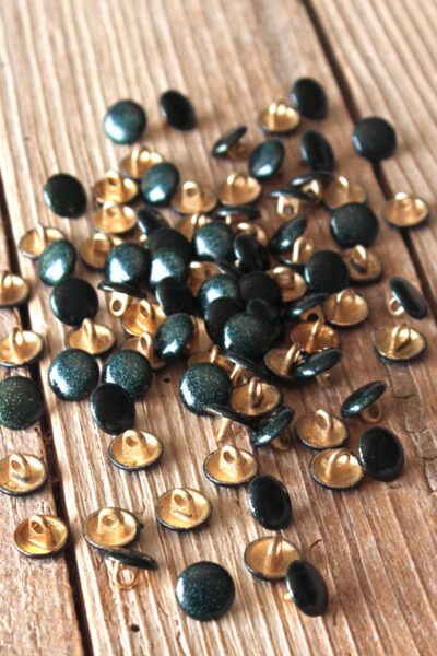 Bouton Shiny Vert Sapin Eglantine et Zoé à coudre sur vos jupes, robes, chemises et blouses