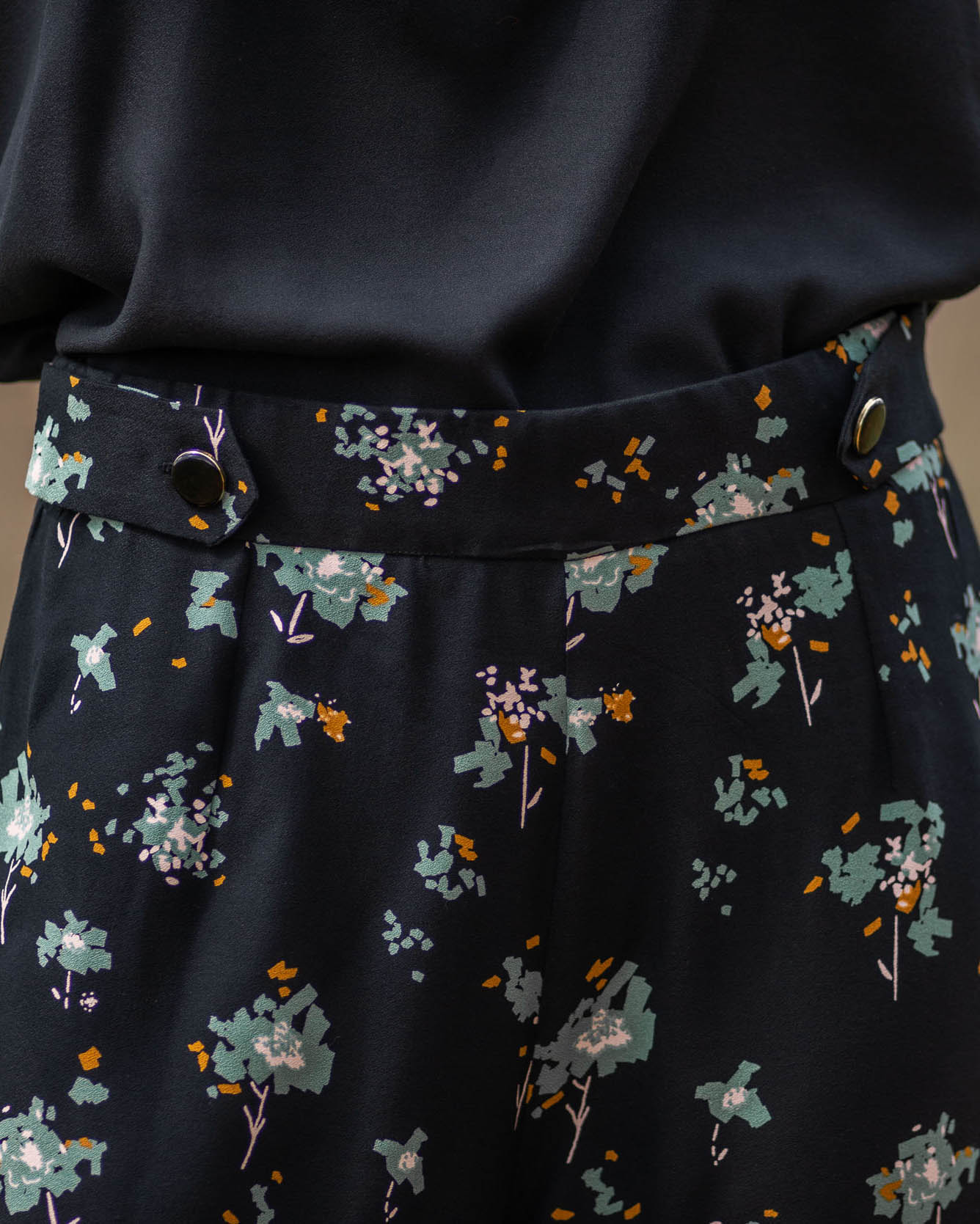 tissu eglantine et zoe ocella noir réglisse crepe de viscose associé a nos boutons chic noir et argenté