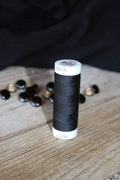 Fil a coudre noir réglisse églantine et zoé assorti à nos tissus