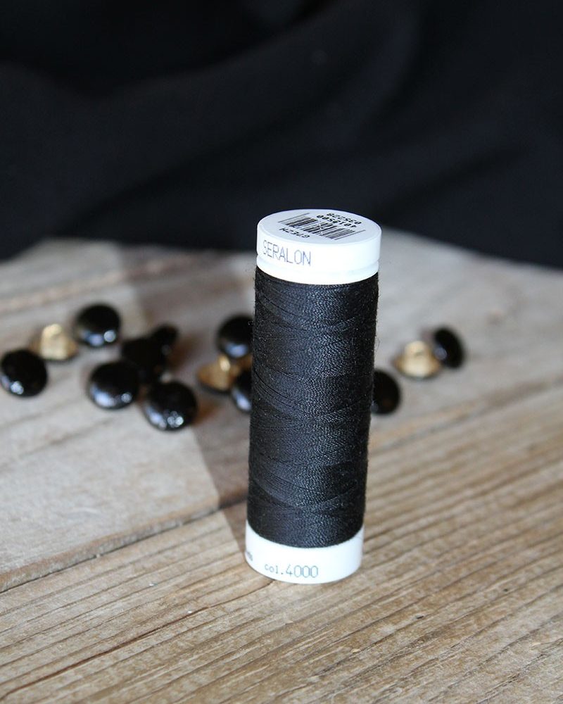 Fil a coudre noir réglisse églantine et zoé assorti à nos tissus