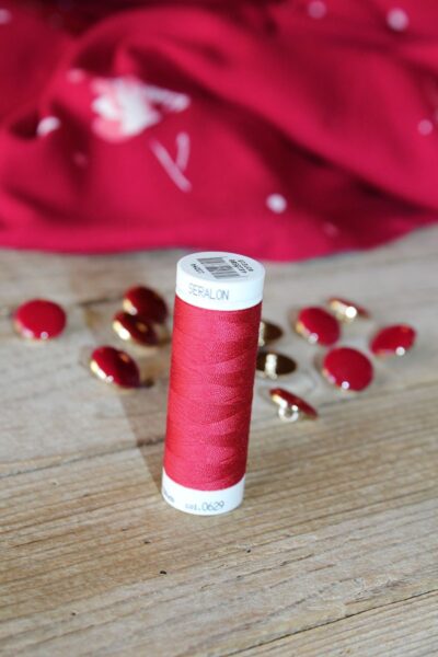 Fil a coudre rouge grenade églantine et zoé assorti à nos tissus