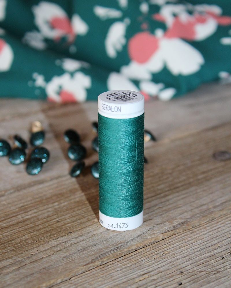 Fil a coudre vert émeraude églantine et zoé assorti à nos tissus