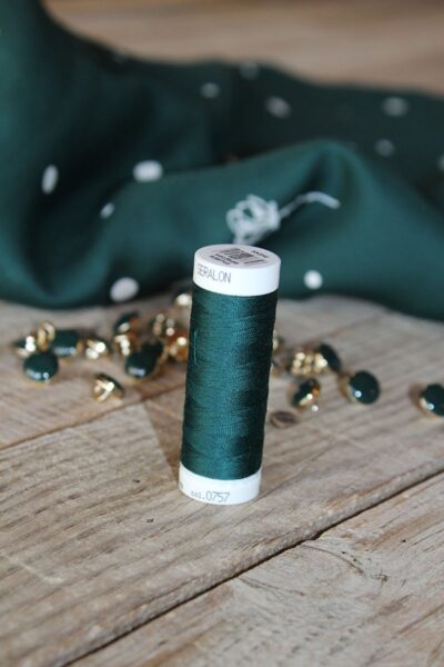 Fil a coudre vert sapin églantine et zoé assorti à nos tissus