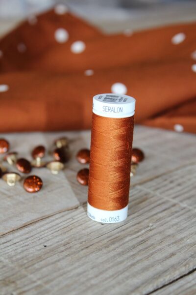 Fil a coudre caramel églantine et zoé assorti à nos tissus
