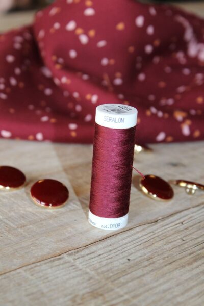 Fil a coudre rouge bordeaux églantine et zoé assorti à nos tissus