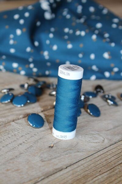 Fil a coudre bleu pétrole églantine et zoé assorti à nos tissus