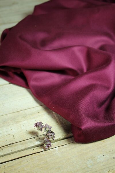 Tissu uni Mûroise Sergé de Viscose Eglantine et Zoé pour coudre des vêtements