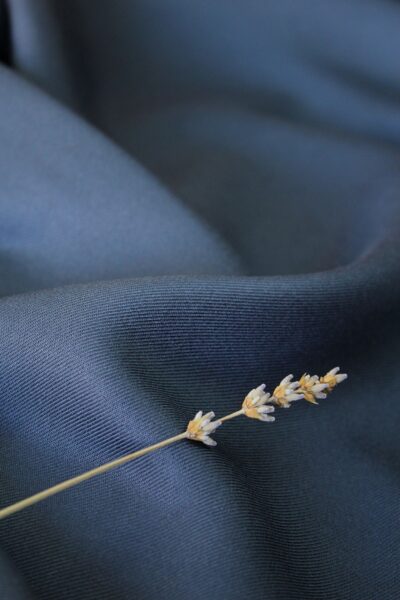 Tissu Bleu Minéral Sergé de Viscose Eglantine et Zoe pour coudre des robes jupes blouses chemises