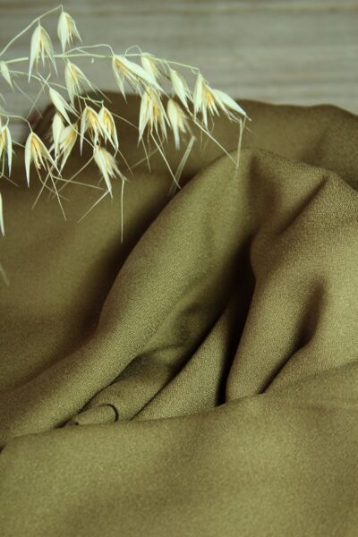 Tissu Kaki Crêpe de Viscose Eglantine et Zoé idéal à coudre