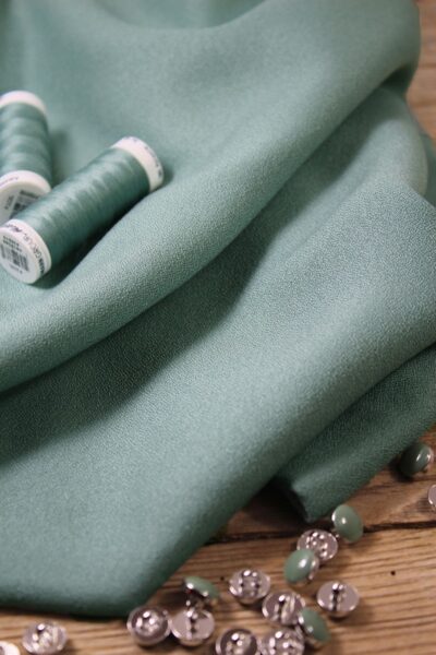 Tissu Vert Sauge Crêpe de Viscose Eglantine et Zoé a coudre