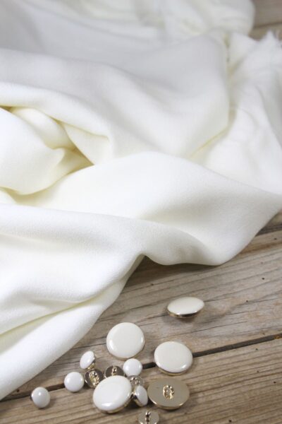 Tissu Nacre Crêpe de Viscose Eglantine et Zoé et ses booutons chic assortis