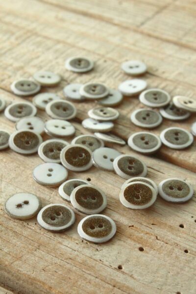 Boutons Duo Kaki Eglantine et Zoe a coudre