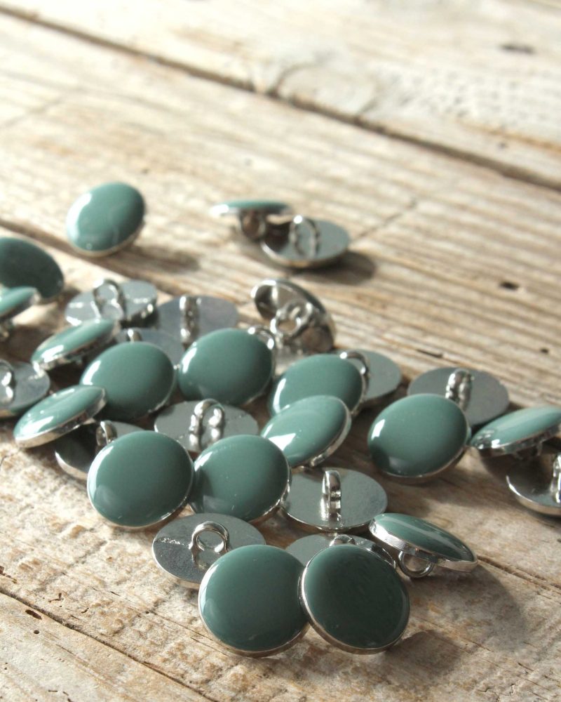 Bouton Chic 15 mm Vert Sauge Eglantine et Zoé en émail et métal parfait à associer avec nos tissus a motifs et uni