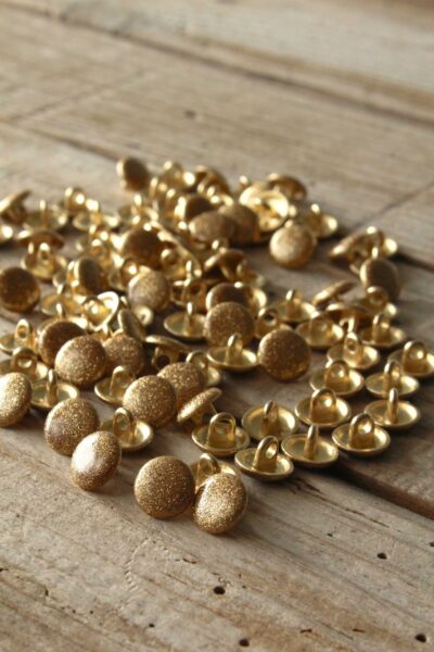 Boutons Shiny dorés Eglantine et Zoé à coudre sur des robes chemises et blouses cousues mains
