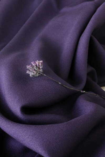 Tissu crepe de viscose Eglantine et Zoe uni violet parfait pour coudre des vêtements fluides