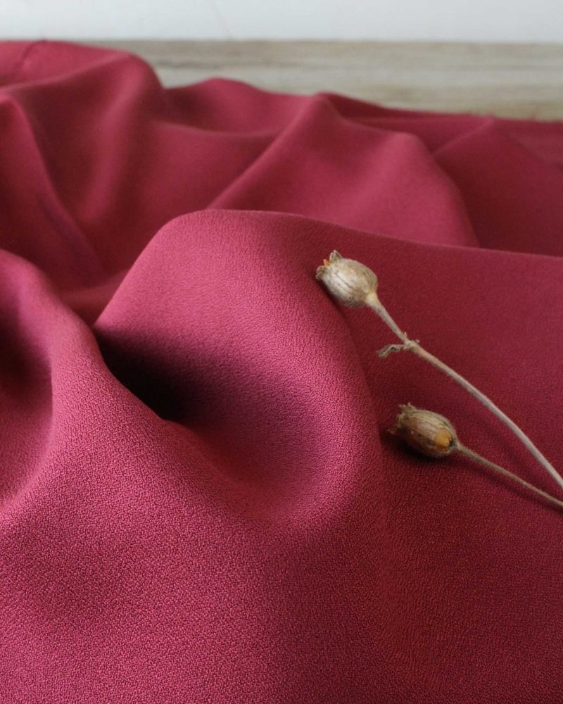 Tissu crepe de viscose Eglantine et Zoe uni rouge brique pour coudre des robes blouses chemises