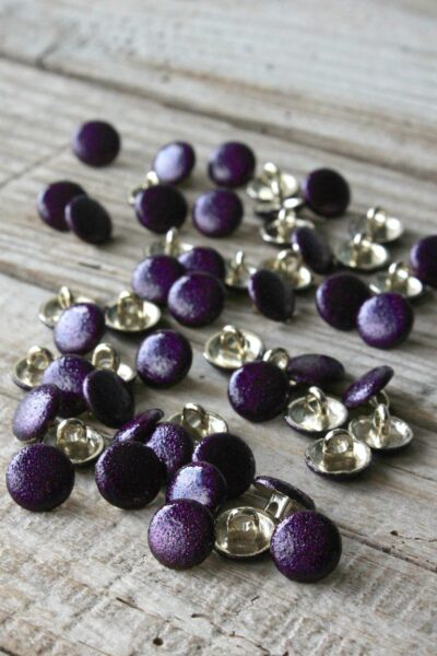 Boutons Shiny violet Eglantine et Zoé à coudre