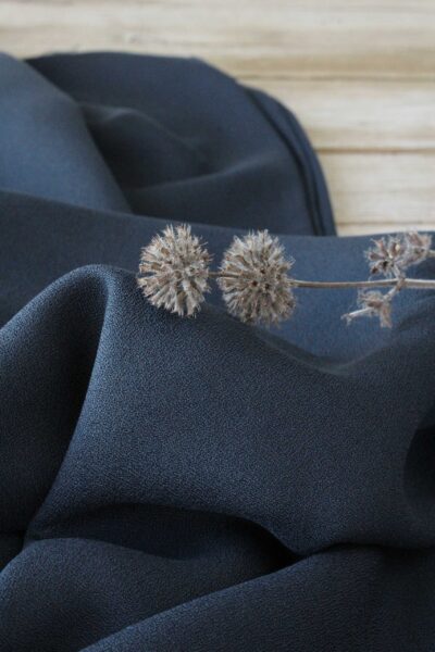 Tissu crepe de viscose Eglantine et Zoe uni encre parfait pour coudre des vêtements