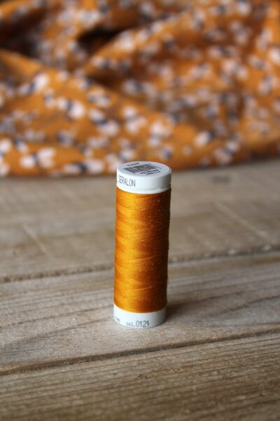 Fil Jaune Curry Eglantine et Zoé pour coudre avec les tissus unis et a motifs eglantine et zoe