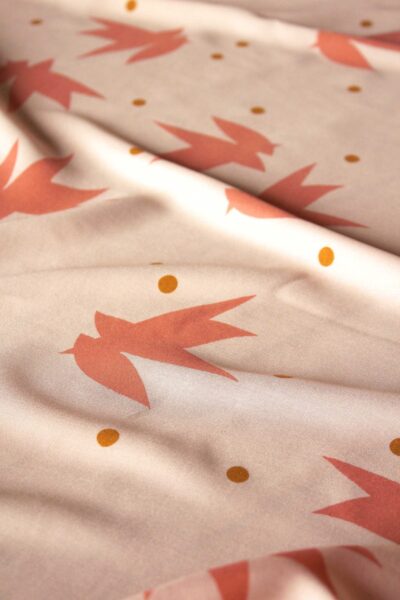 Tissu a motif Streli Nude fleurs roses pour coudre des vetements en popeline de viscose