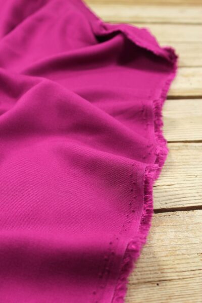 tissu sergé de viscose rose magenta eglantine et zoe à coudre
