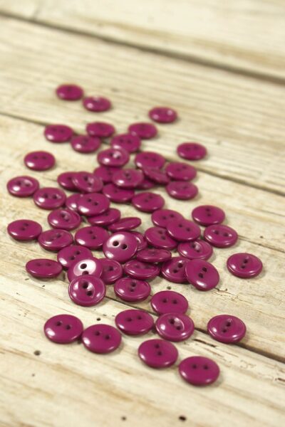 Bouton Essentiel Rose Magenta Eglantine et Zoé à coudre sur vos robes, chemises, blouses et poignets de manches