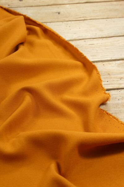 Tissu Jaune Curry Crêpe de Viscose Eglantine et Zoé doux et opaque idéal pour coudre des vetements