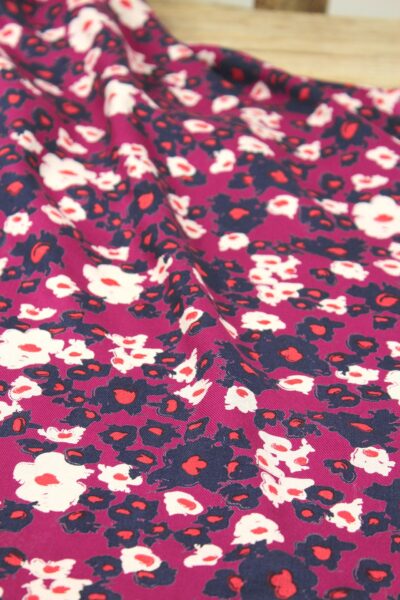 sergé de viscose rose à fleurs eglantine et zoe pour coudre des robes