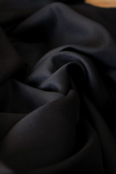 Joli Tissu couleur Noir Réglisse en Sergé de Viscose Eglantine et Zoé