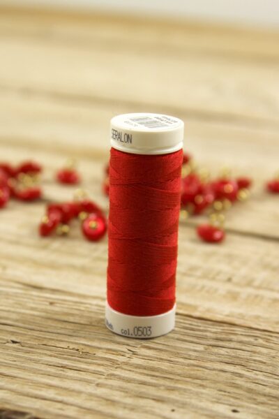 Fil à coudre Vermillon Eglantine et Zoe assorti à nos tissus et boutons