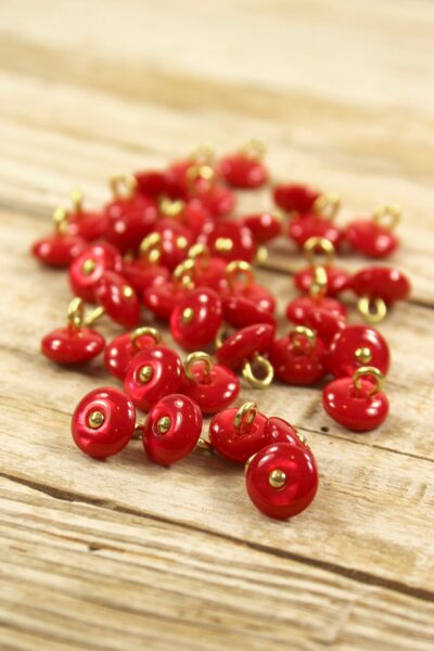 Bouton Perla Rouge Vermillon Eglantine et Zoe à coudre sur vos chemises, robes et blouses