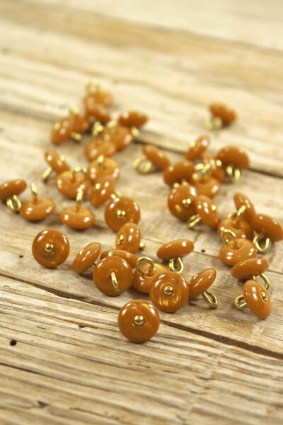 Bouton Perla Jaune Curry Eglantine et Zoe à coudre sur vos chemises, robes et blouses