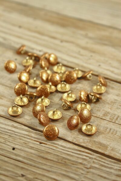 Bouton Shiny Jaune Curry Eglantine et Zoé à coudre sur vos robes, chemises, blouses et poignets de manches