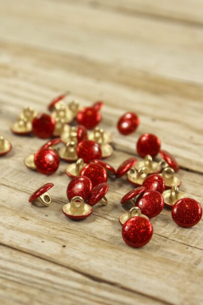 Bouton Shiny Rouge Vermillon Eglantine et Zoé à coudre sur vos robes, chemises, blouses et poignets de manches