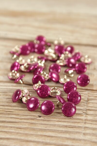 Bouton Shiny Rose Magenta Eglantine et Zoé à coudre sur vos robes, chemises, blouses et poignets de manches