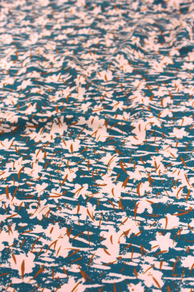 tissu popeline de viscose craie bleu pétrole eglantine et zoe