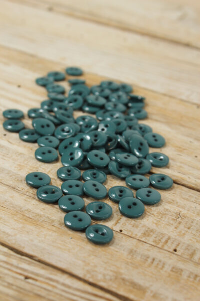 Boutons Essentiel Vert Eucalyptus Eglantine et Zoe à coudre sur des robes chemises et blouses