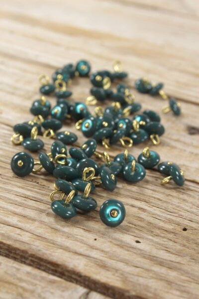 Boutons Perla Vert Eucalyptus Eglantine et Zoe à coudre sur des robes chemises et blouses