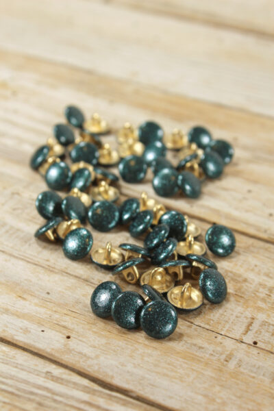 Boutons Shiny Vert Eucalyptus Eglantine et Zoe à coudre sur des robes chemises et blouses